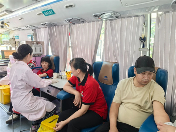 爱心涌动 热血传递|汉阴县众鑫优品购物广场开展无偿献血活动