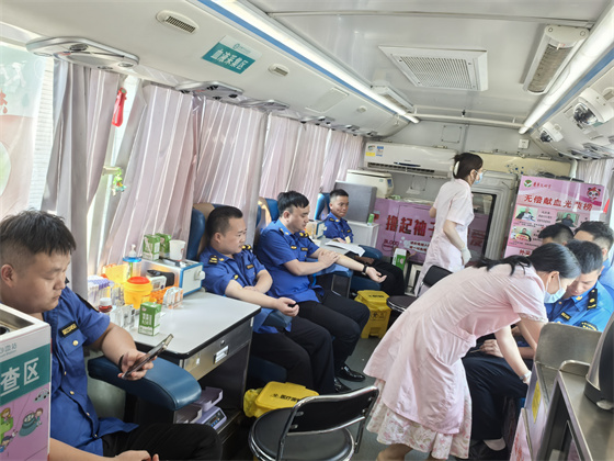 热血聚力 担当为民|岚皋县消防救援大队、恒口示范区（试验区）综合行政执法大队开展无偿献血活动