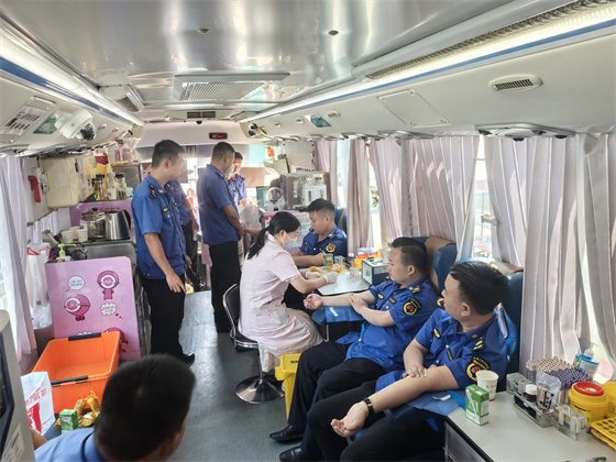 热血聚力 担当为民|岚皋县消防救援大队、恒口示范区（试验区）综合行政执法大队开展无偿献血活动