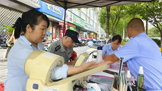 市中心血站联合汉滨区行政审批服务局开展无偿献血活动