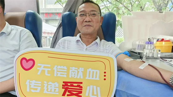 市中心血站联合汉滨区行政审批服务局开展无偿献血活动