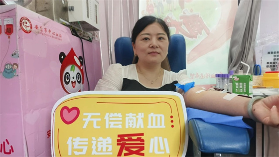 市中心血站联合汉滨区行政审批服务局开展无偿献血活动