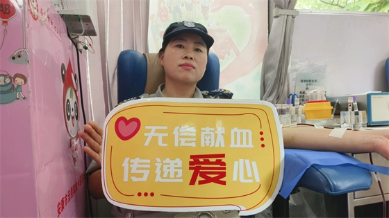 市中心血站联合汉滨区行政审批服务局开展无偿献血活动