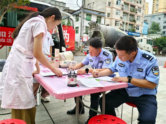 旬阳市城关镇、旬阳市公安局交通警察大队联合开展无偿献血活动