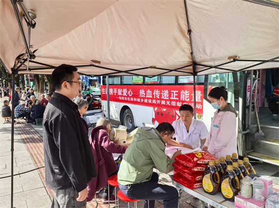 爱心涌流全城丨旬阳市机关干部与乡镇社区踊跃献血为生命“加油”