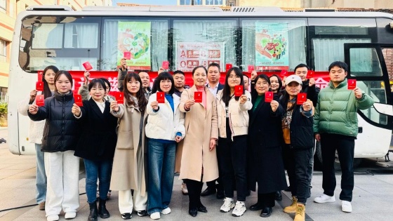 安康市中心血站联合安康市一小开展无偿献血活动