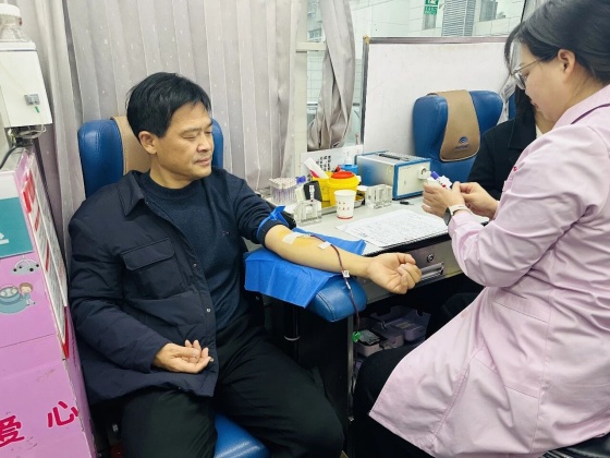 热血奉献暖安康 | 岚皋县人大常委会机关、岚皋县政协、岚皋县职业教育中心、紫阳农商银行开展无偿献血活动