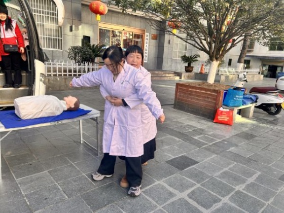 爱心汇聚广场，热血守护生命——镇坪县开展无偿献血及急救技能培训宣传活动