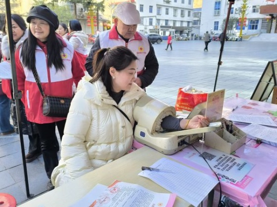 爱心汇聚广场，热血守护生命——镇坪县开展无偿献血及急救技能培训宣传活动