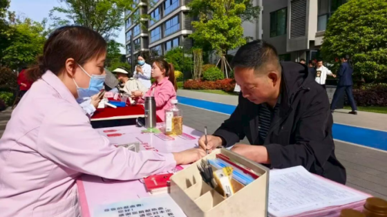 热血传大爱，奉献暖社区 | 汉滨区老城街道办事处、安康柏城置业有限公司、陕西康居樾华物业服务有限公司开展无偿献血活动