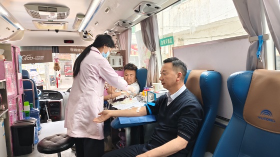 干群挽袖传递爱心暖流——汉阴县汉阳镇开展无偿献血活动