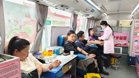 干群挽袖传递爱心暖流——汉阴县汉阳镇开展无偿献血活动
