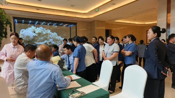 旬阳世纪明珠国际酒店：爱心挽袖传温暖 公益担当显初心