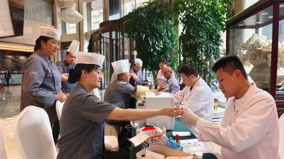 旬阳世纪明珠国际酒店：爱心挽袖传温暖 公益担当显初心