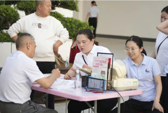 涓涓热血暖生命——陕西朋成宇泰产业中心开展无偿献血活动