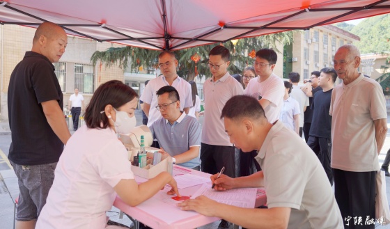 一滴热血 一份爱心——宁陕县开展无偿献血公益活动