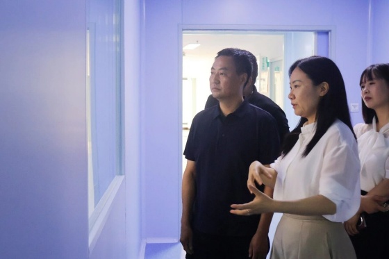 锦旗映初心 帮扶结情深早阳镇向安康市中心血站赠送锦旗