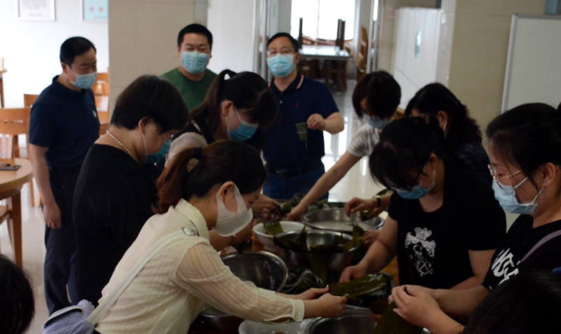 端午飘香“粽”是情  ——省血液中心开展“浓情端午 粽叶飘香”包粽子活动