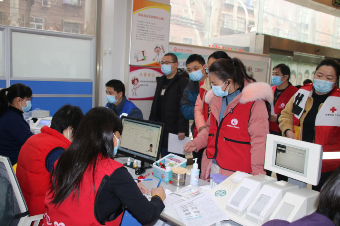 郑州志愿者在接种新冠疫苗前踊跃献血