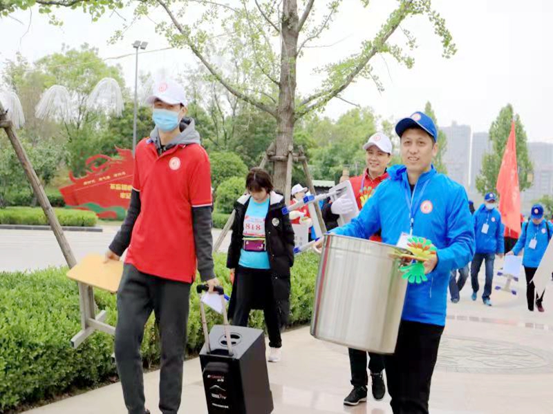 学党史、办实事 志愿服务助力健步走