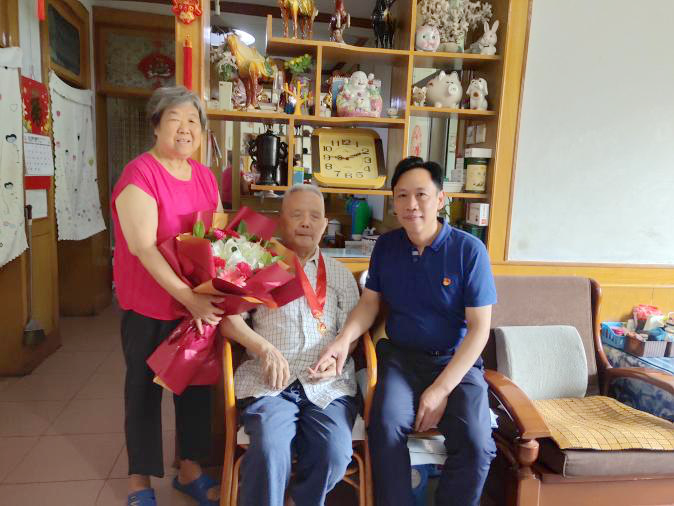 河南省红十字血液中心 为离退休老党员送上 “光荣在党50年”纪念章