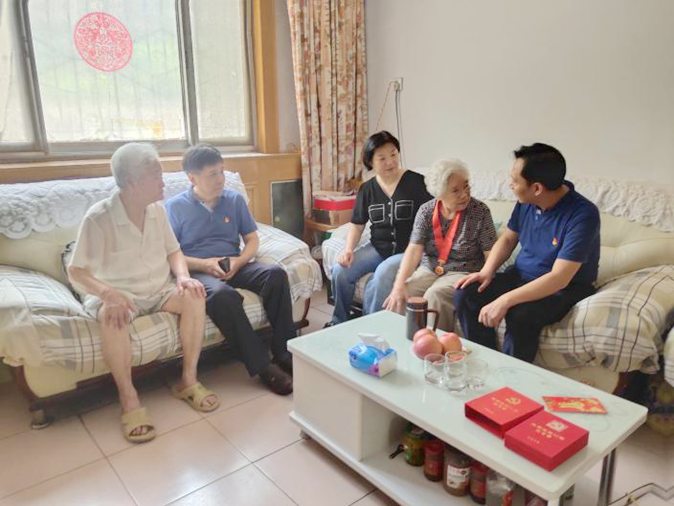 河南省红十字血液中心 为离退休老党员送上 “光荣在党50年”纪念章