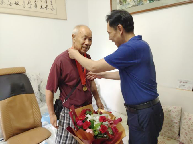 河南省红十字血液中心 为离退休老党员送上 “光荣在党50年”纪念章