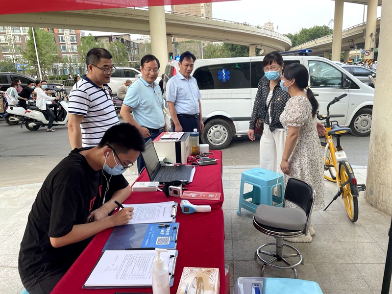 河南省红十字血液中心开展夏日送清凉慰问活动