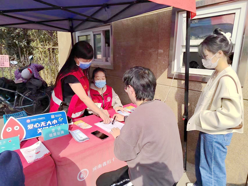 雷锋日   为生命“助跑”！无偿献血志愿者在行动