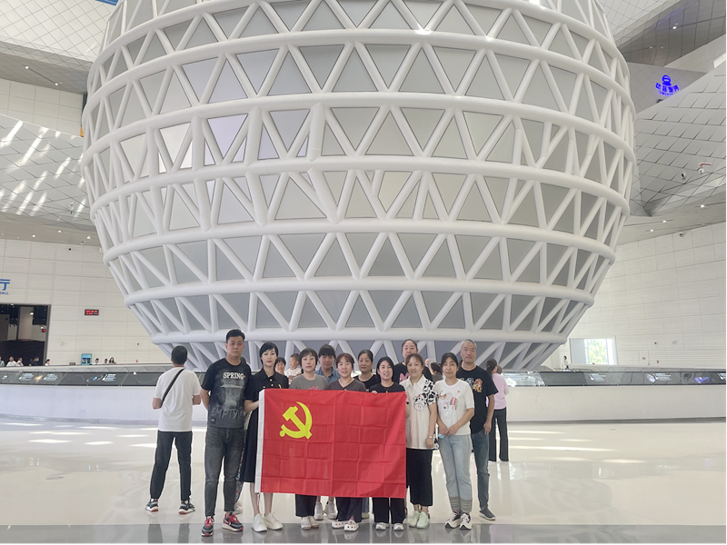 走进科技馆  激发爱国情