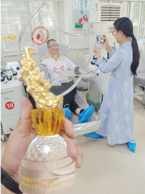 “捐献血液 分享生命”他成为郑州市第七位300次献血者