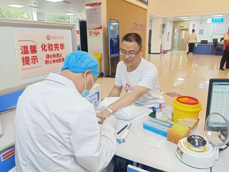 “捐献血液 分享生命”他成为郑州市第七位300次献血者