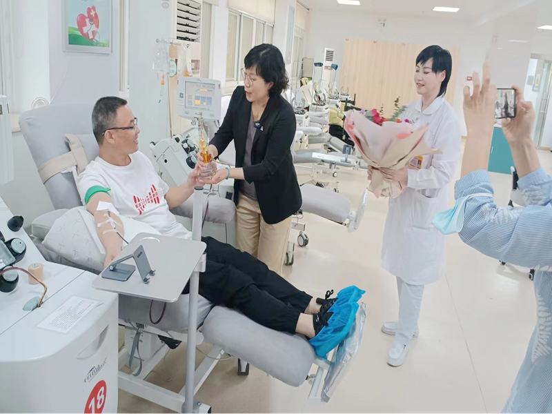 “捐献血液 分享生命”他成为郑州市第七位300次献血者