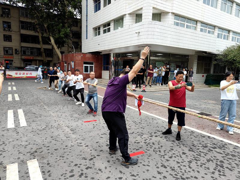 拔河比赛展风采 凝心聚力迎未来