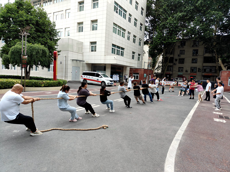 拔河比赛展风采 凝心聚力迎未来