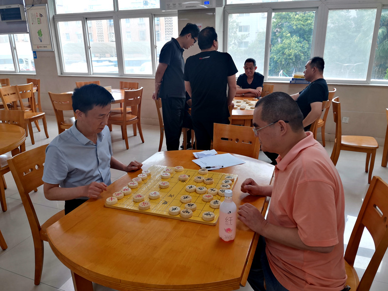 “牌”忧解虑 乐在“棋”中