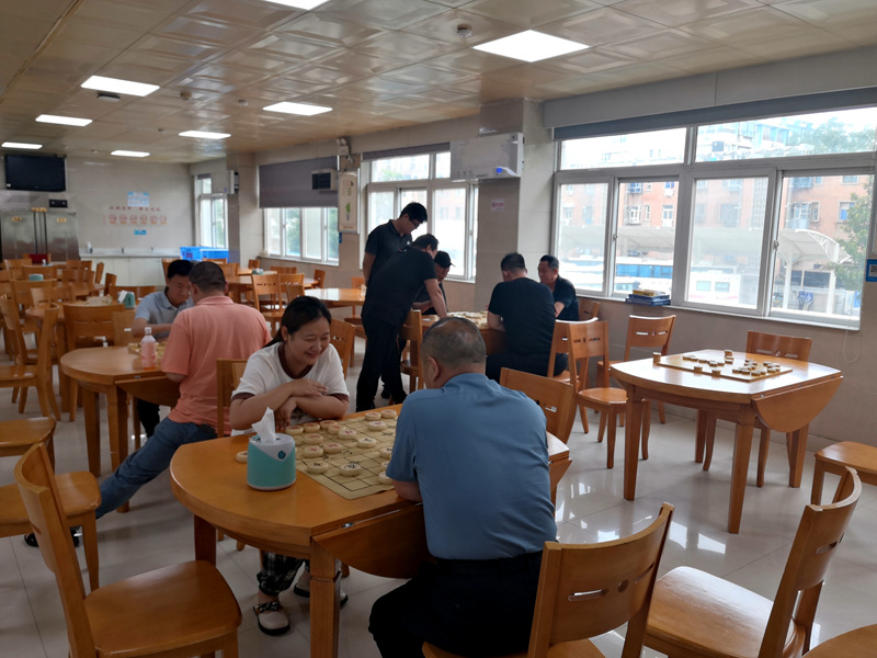 “牌”忧解虑 乐在“棋”中