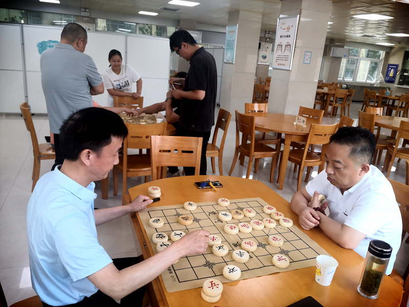 “牌”忧解虑 乐在“棋”中