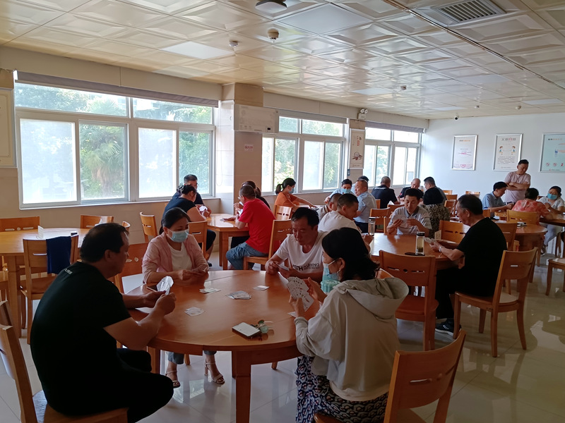 “牌”忧解虑 乐在“棋”中