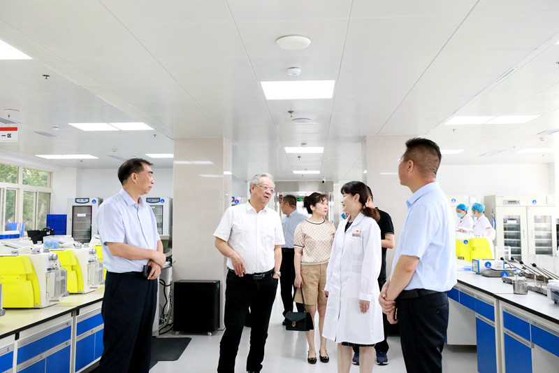 中国医学科学院输血研究所所长刘嘉馨莅临河南省红十字血液中心参观指导