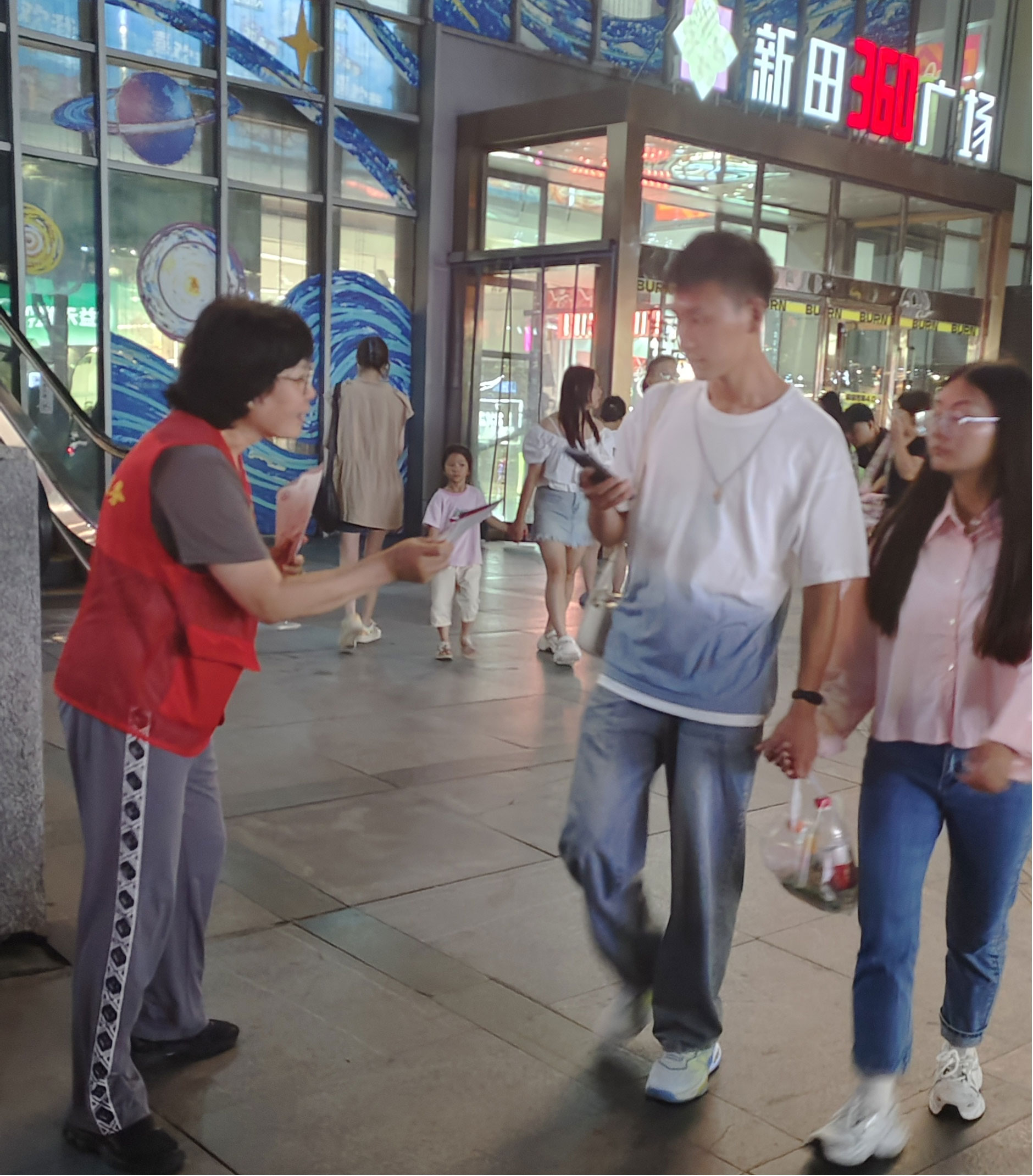 党建夜车聚人心 采血二科党支部众志成城齐上阵