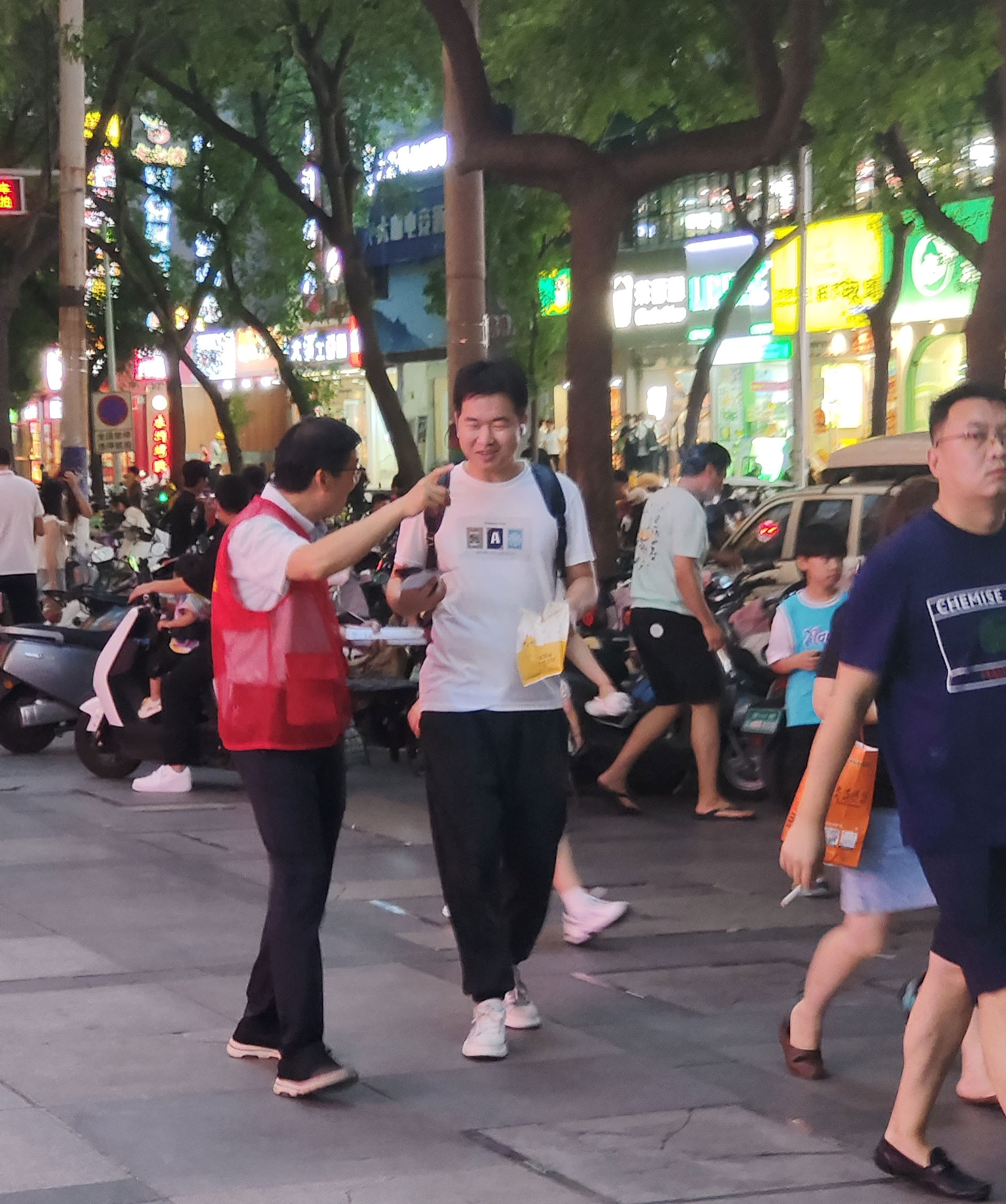 党建夜车聚人心 采血二科党支部众志成城齐上阵