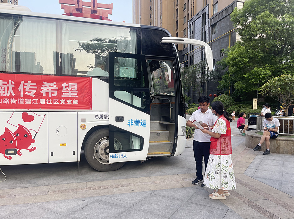 党建夜车聚人心 采血二科党支部众志成城齐上阵