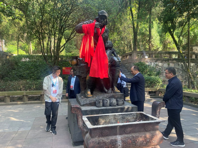 弘扬长征精神 汲取红色基因