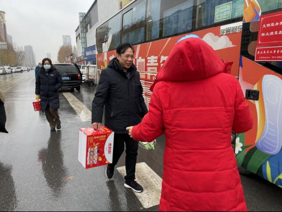 寒冬慰问传真情 殷殷关怀送温暖