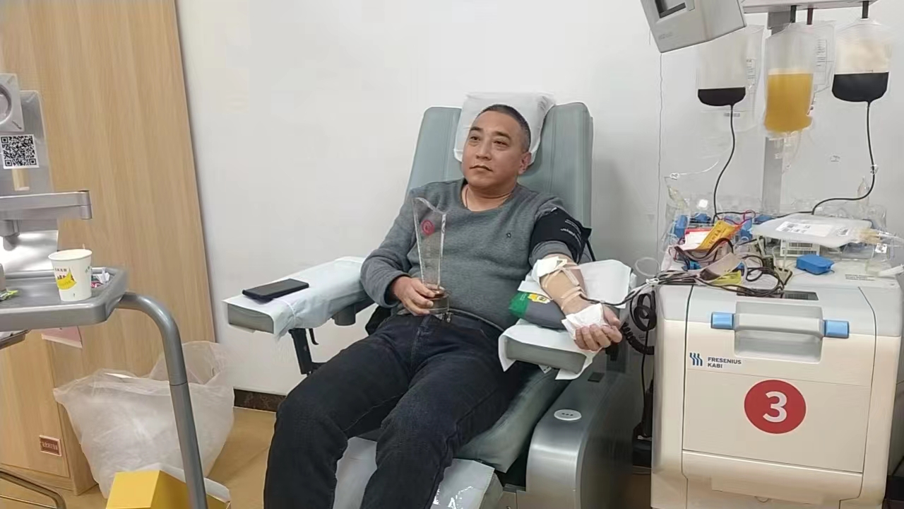 无偿献血二十载 快乐奉献一百次