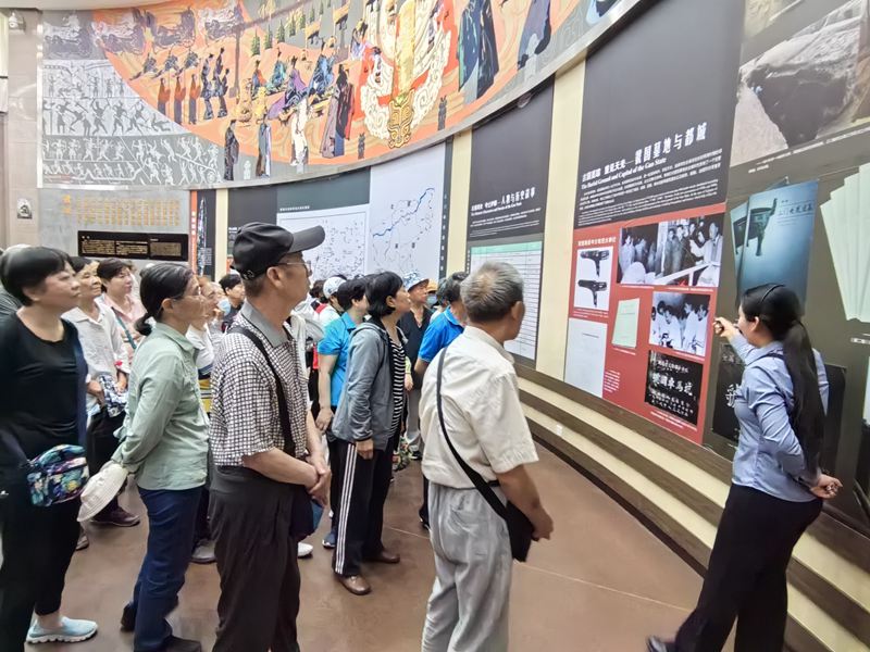离退科组织老同志外出参观游览