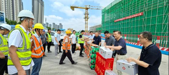 炎炎夏日送清凉 丝丝关怀暖人心