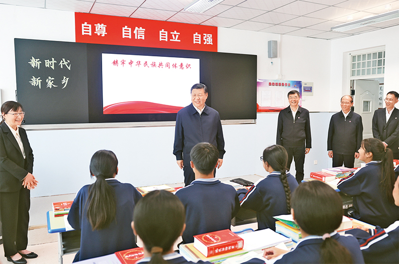 必须坚持自信自立