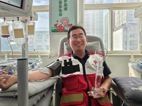 国庆节当天，他用50次献血为生命“续航”